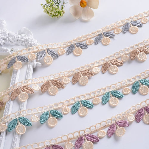 Delicate lace trim Bowlift