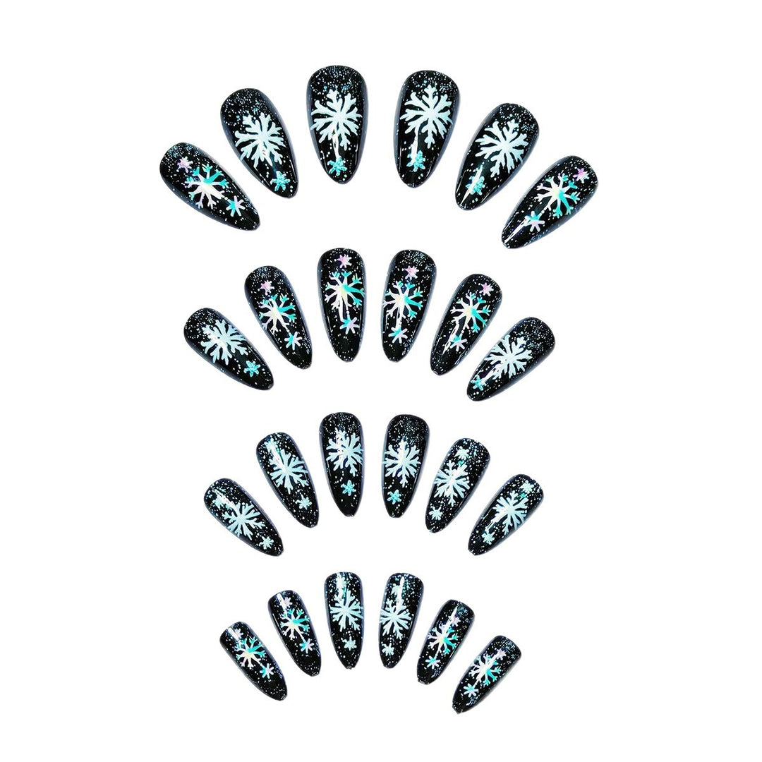 Artificial nails with shimmering snow crystal motif Bowlift