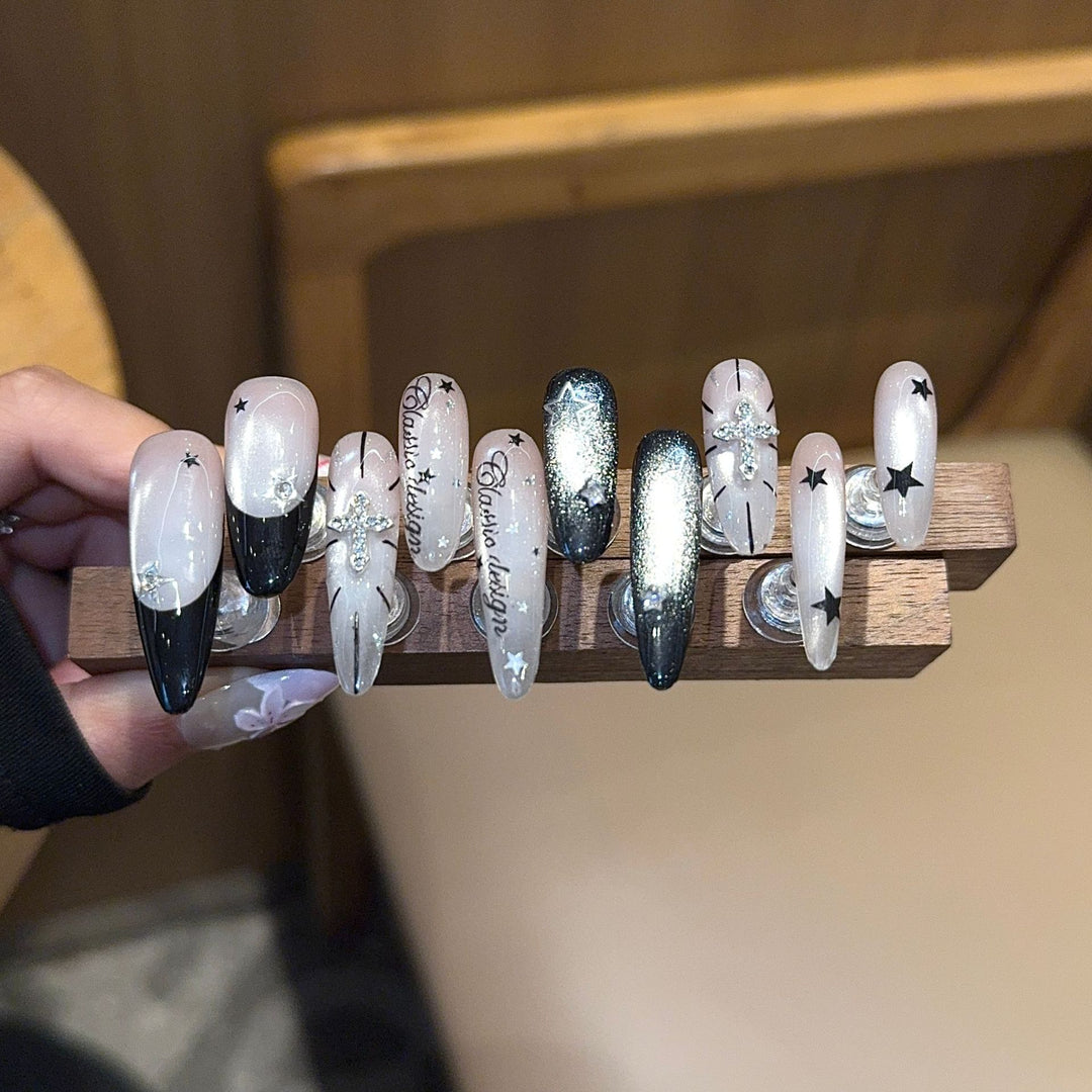 Artificial nails with playful star design Bowlift