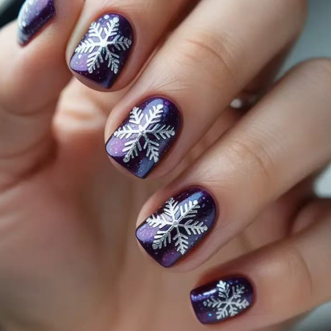 Artificial nails with festive snowflake design Bowlift