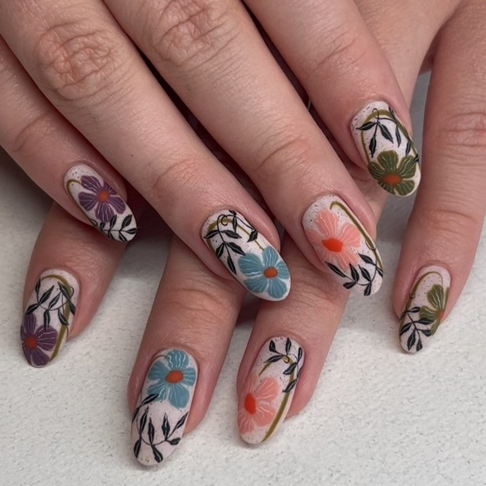 Artificial nails with floral accent Bowlift