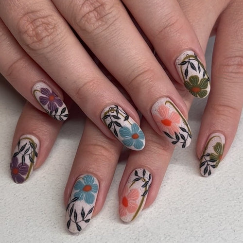 Artificial nails with floral accent Bowlift