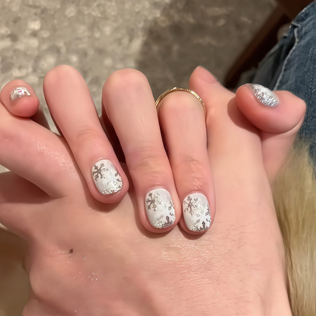 Artificial nails with winter snowflake design Bowlift