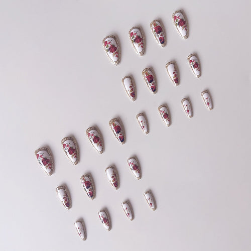 Artificial nail set with luxurious flower pattern and golden accents Bowlift