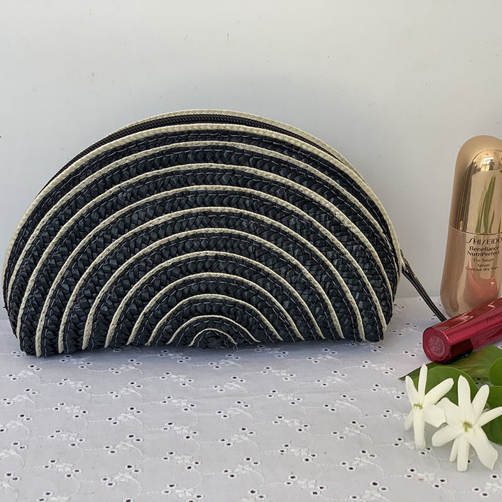 Cosmetic bag in elegant half-moon design Bowlift