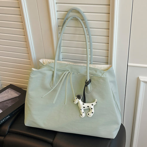 Elegant Handbag with Practical Interior Bowlift