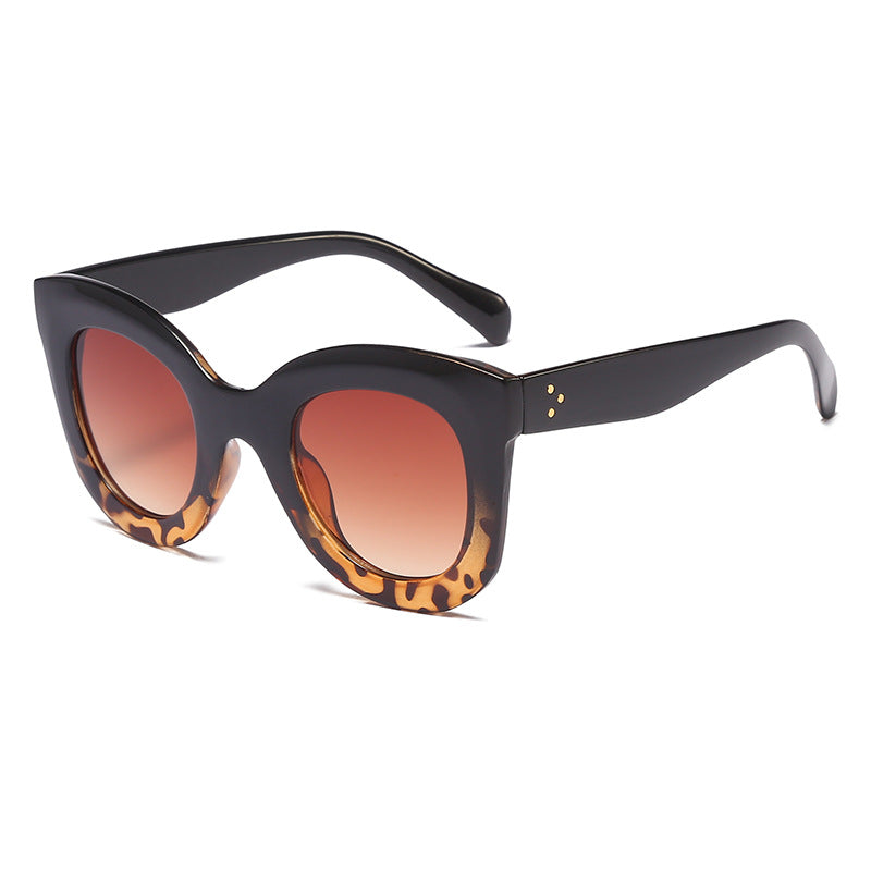 Ladies Elegant oversized sunglasses with an extravagant frame Bowlift