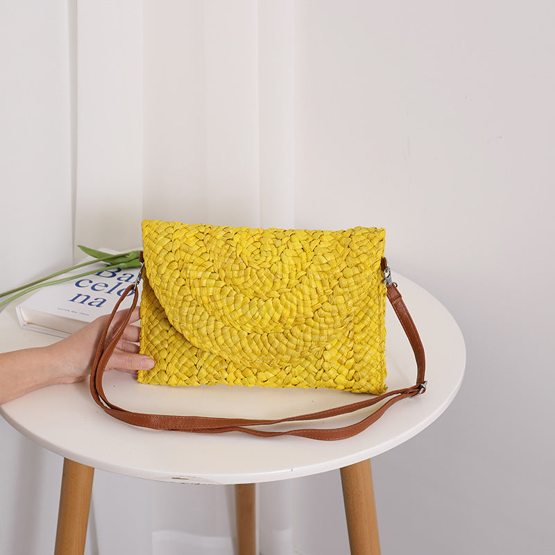 Handcrafted basket bag in elegant wave pattern Bowlift