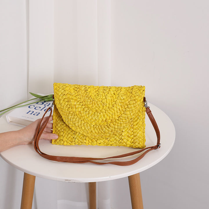 Handcrafted basket bag in elegant wave pattern Bowlift