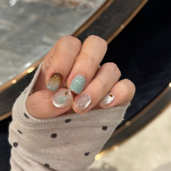 Artificial nail tips with gloss finish Bowlift