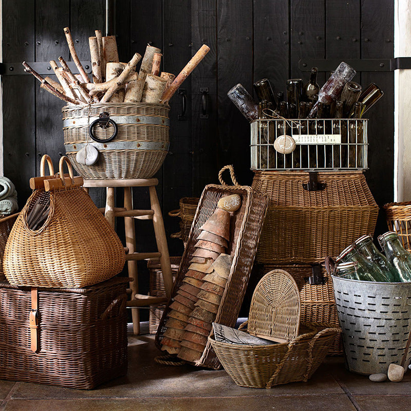 Practical storage basket with lid made of woven natural material Bowlift