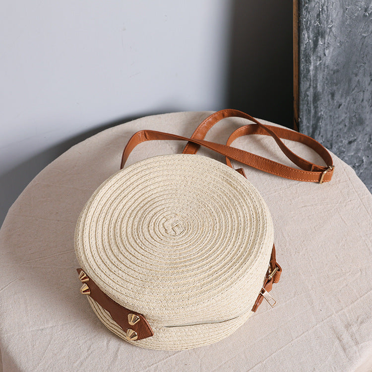 Round shoulder bag made of natural material with stylish accents Bowlift