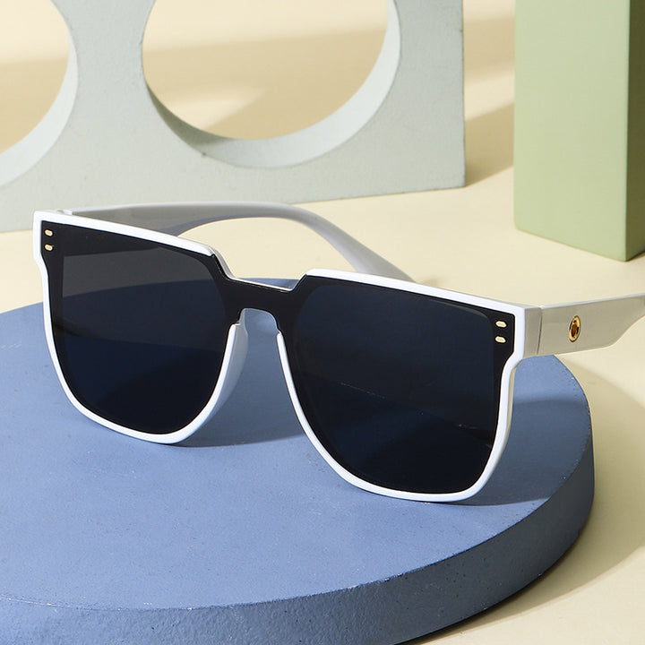 Women Fashionable Oversized Sunglasses with Distinctive Design Bowlift