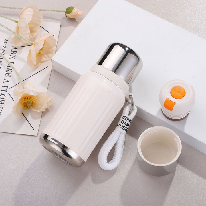 Unisex double-walled insulated bottle with one-handed safety lock and removable drinking cup Bowlift