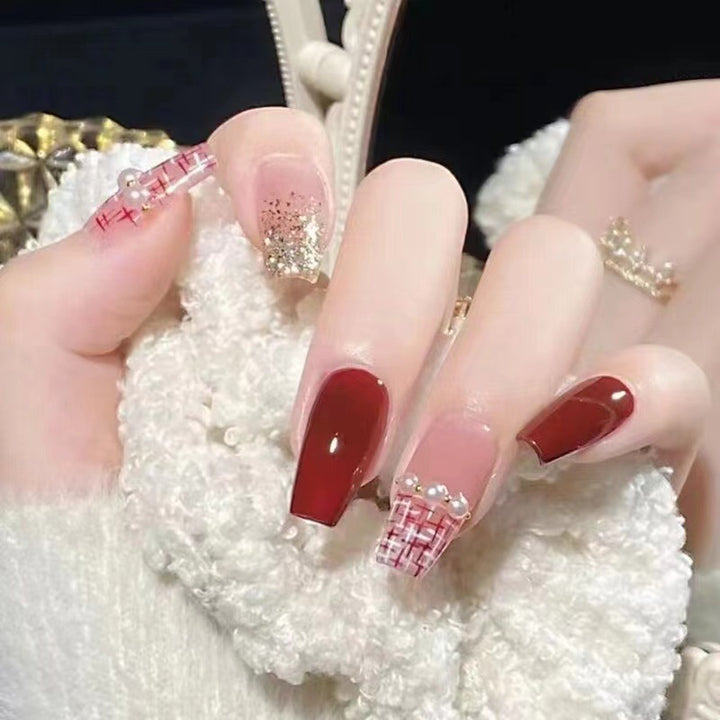 Glamorous artificial nails with delicate flower and glitter effects Bowlift