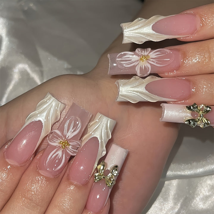 Artificial nail set with floral details Bowlift
