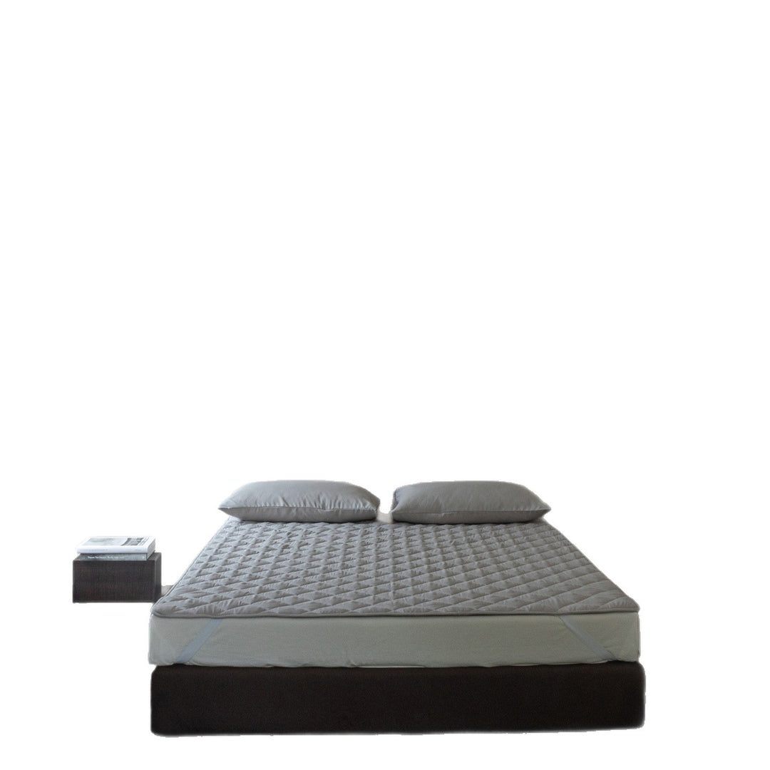 Padded mattress topper with quilted core and fastening straps