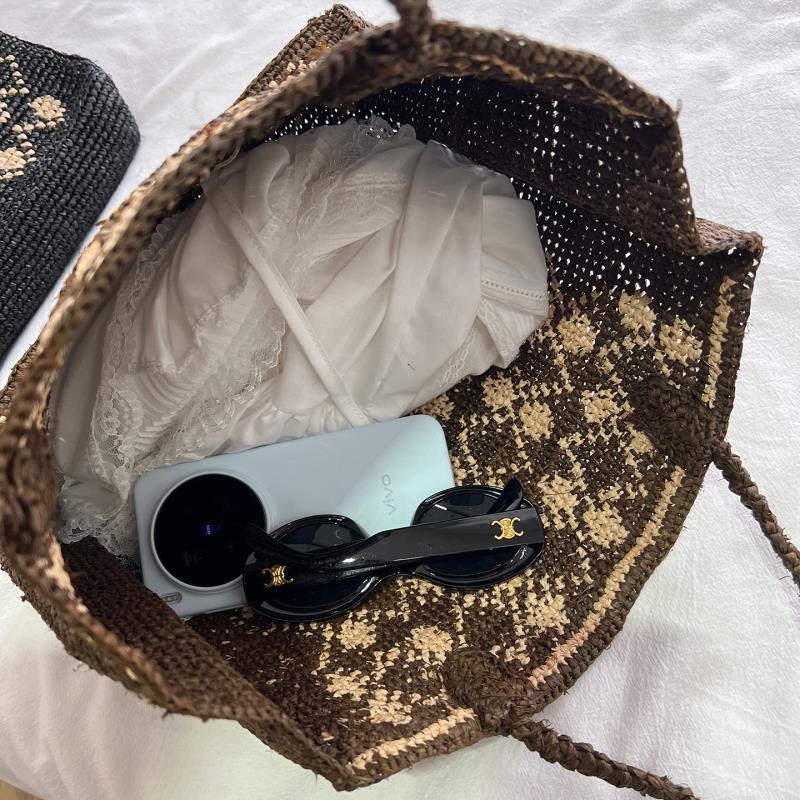 Handcrafted knit bag with floral design Bowlift
