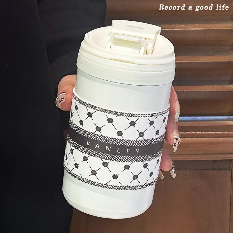 Women’s Insulated Drinking Cup with Practical One-Touch Closure Mechanism Bowlift