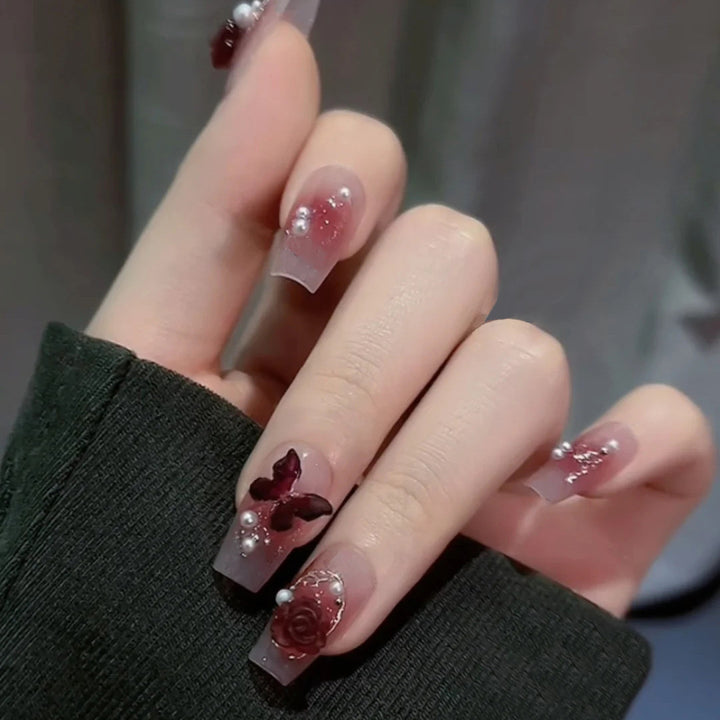 Artificial nails with glamorous pearl details Bowlift