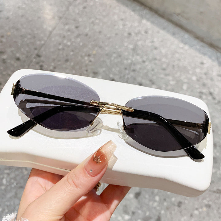 Ladies sunglasses in modern oval design with contrasting frame Bowlift