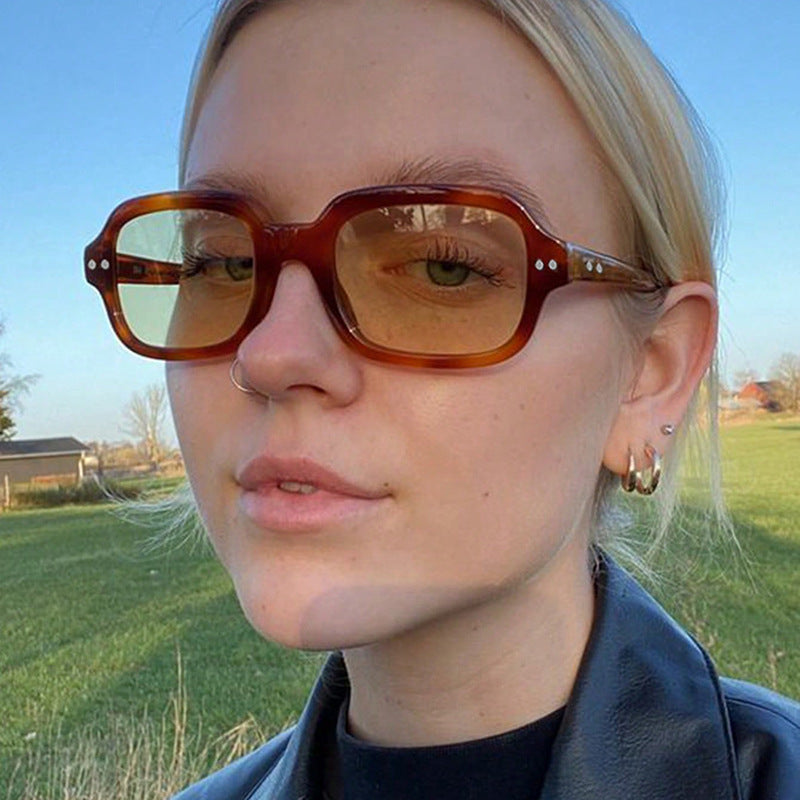 Ladies modern square sunglasses with wide frame and elegant design Bowlift