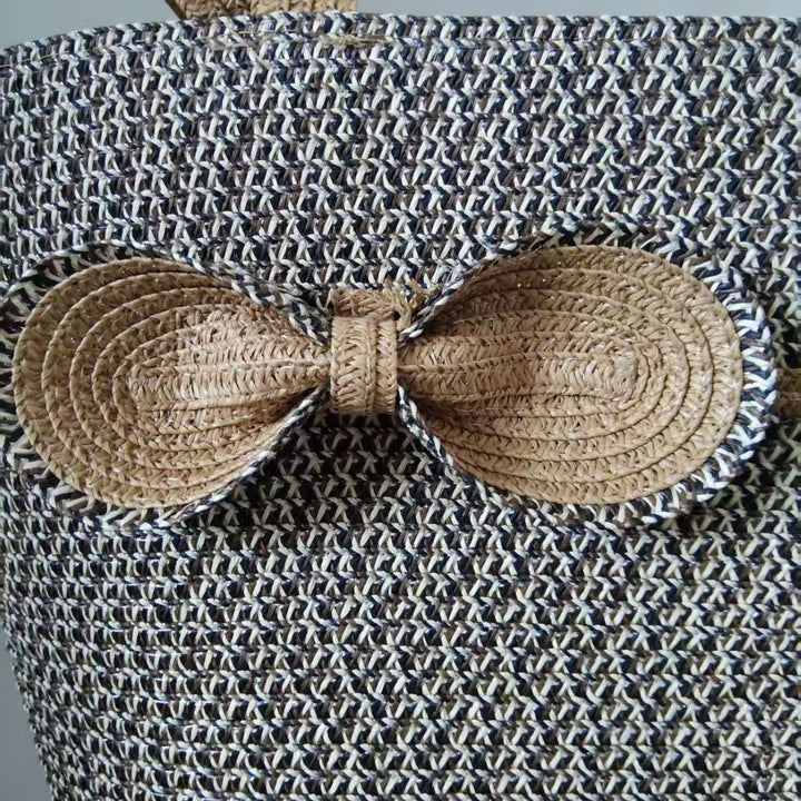 Elegant straw bag with decorative bow closure Bowlift