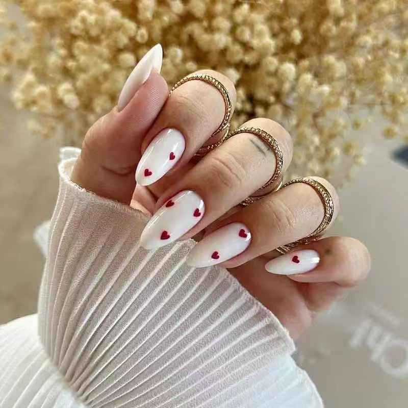Nail set with playful heart design and elegant finish Bowlift