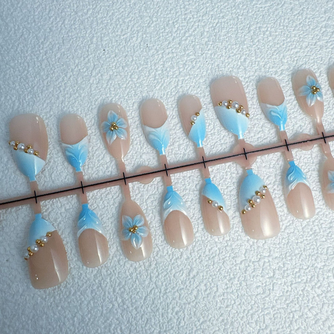 Elegant artificial nails with floral accents Bowlift