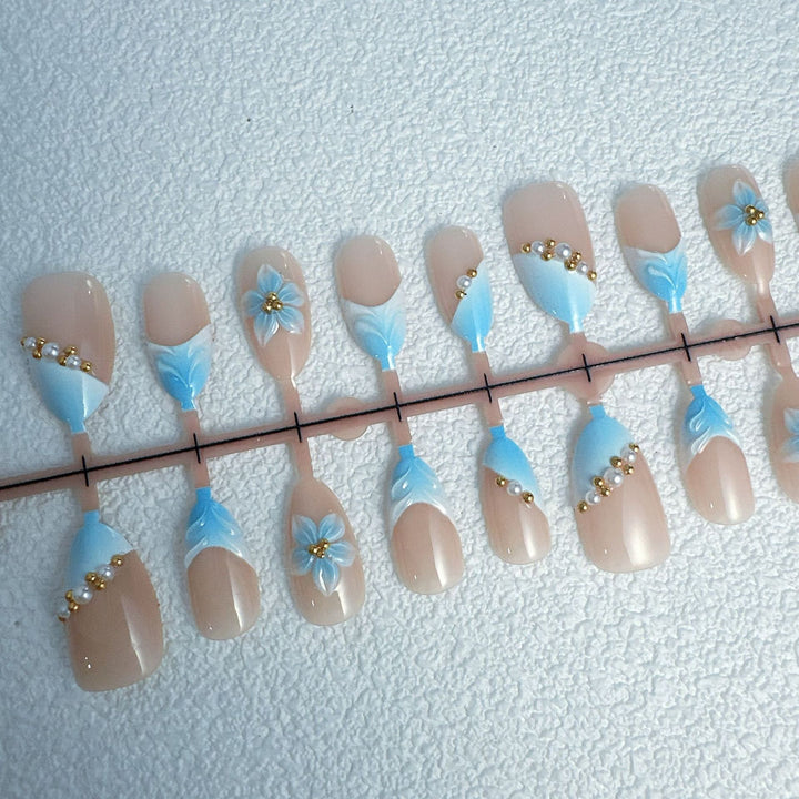 Elegant artificial nails with floral accents Bowlift