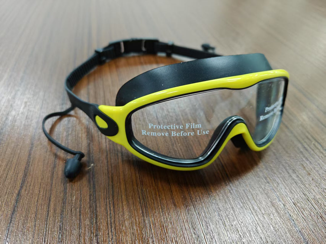 Diving mask with wide field of view and magnet holder Bowlift