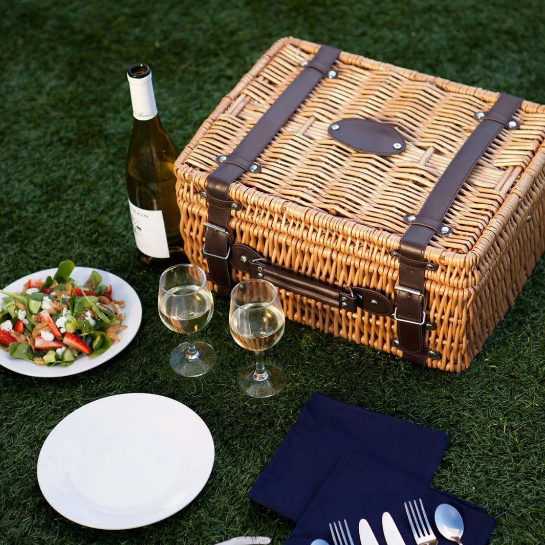 Women’s picnic basket with insulated inner compartment and high-quality dish set Bowlift