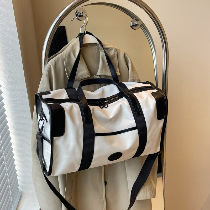 Sporty leisure duffel bag with durable material and adjustable shoulder strap Bowlift