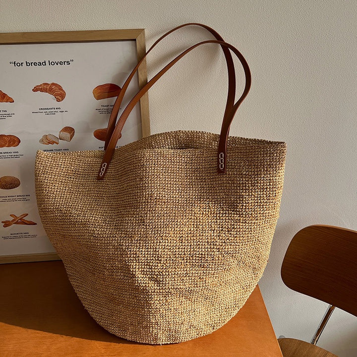 Handcrafted straw bag with geometric pattern Bowlift