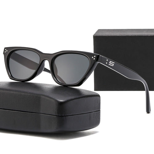 Women Retro-inspired Sunglasses with Distinctive Frame Bowlift