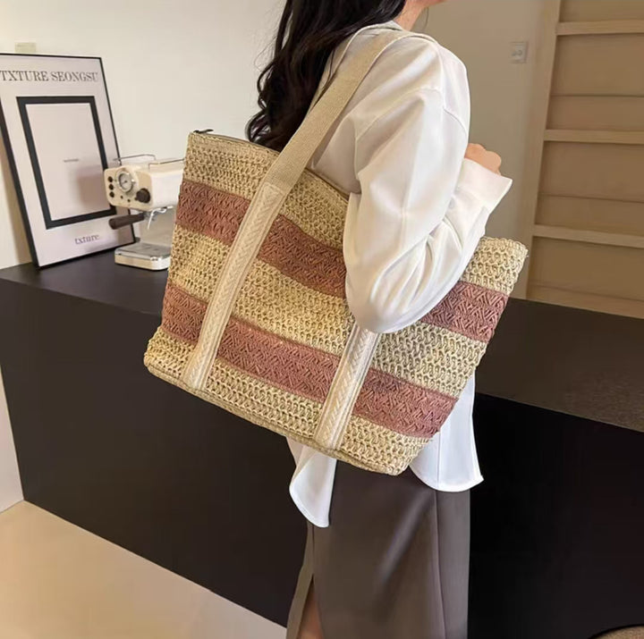 Stylish beach bag with structured design Bowlift