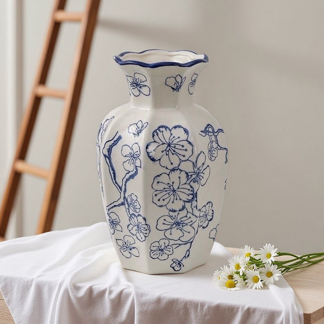 Porcelain vase Bowlift