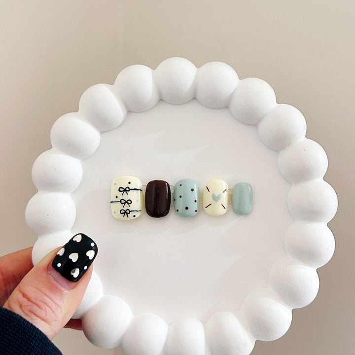 Artistic Cat-Themed Press-On Nail Art Set Bowlift