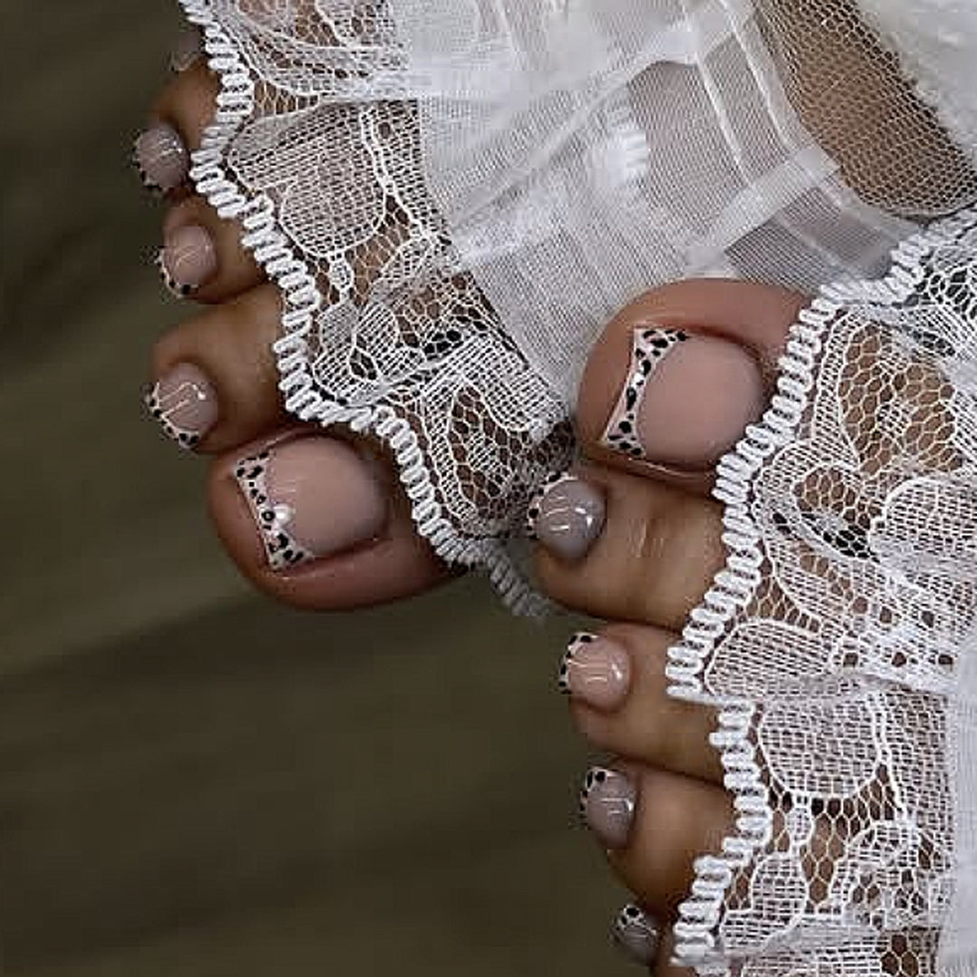 Artful toenail decoration with elegant gold accent Bowlift