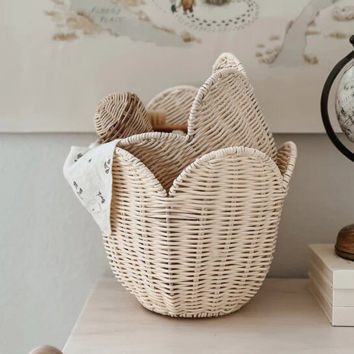Handwoven basket with elegant shape Bowlift