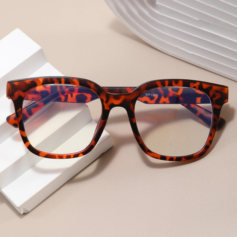 Women's designer glasses with an elegant square frame and modern accents Bowlift