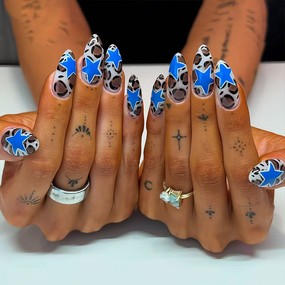 Artificial fingernails with modern leopard pattern and star motifs Bowlift