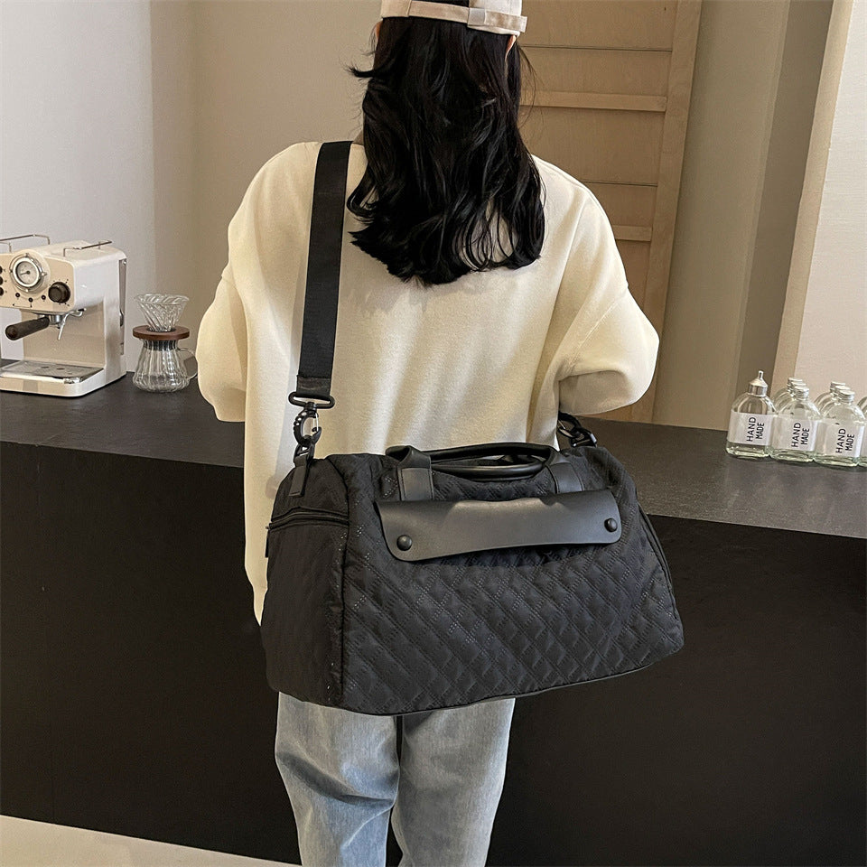 Sporty travel bag with ergonomic carrying system and water-repellent material Bowlift
