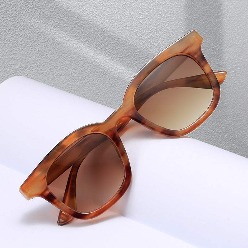 Ladies Fashionable Oversized Sunglasses with Luxurious Design Bowlift