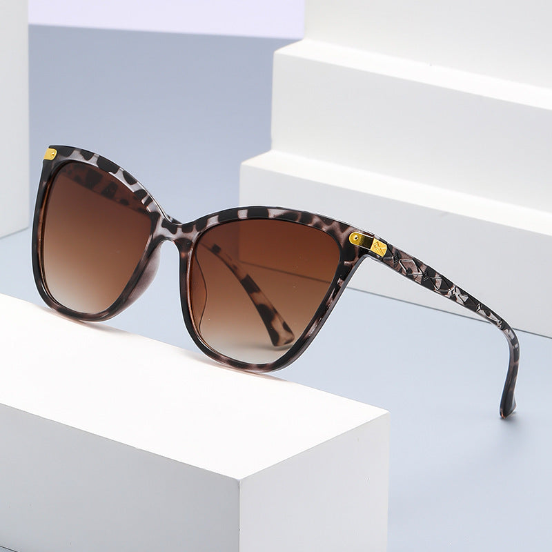 Chic Cat-Eye Sunglasses Bowlift