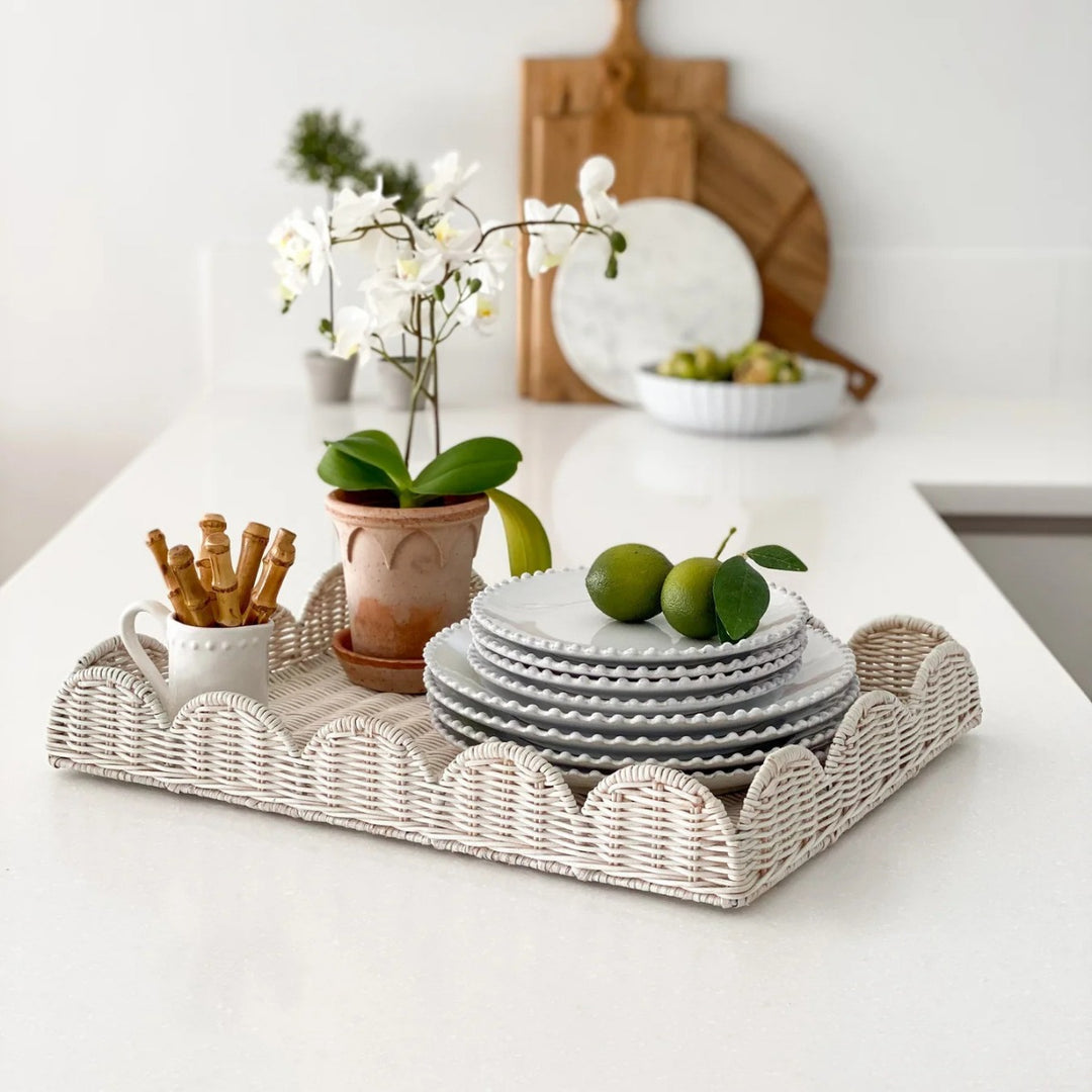 Elegant serving tray made of woven material Bowlift