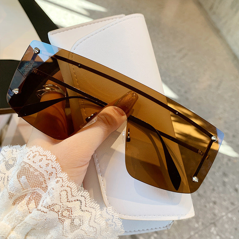 Women oversized sunglasses with modern frame and UV protection Bowlift