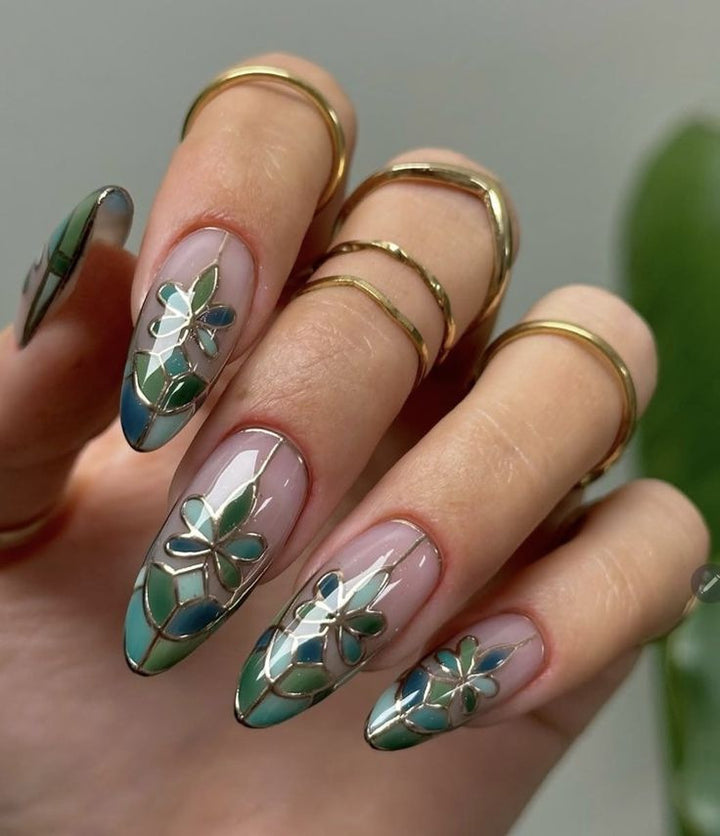 Designer artificial nails in a modern flower pattern Bowlift