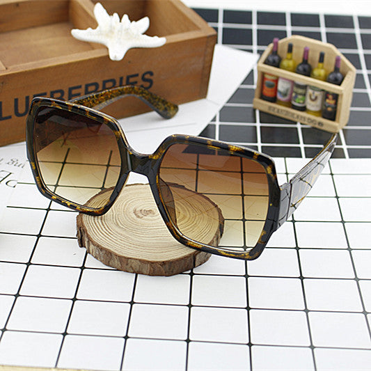 Ladies extravagant square sunglasses with unique design Bowlift