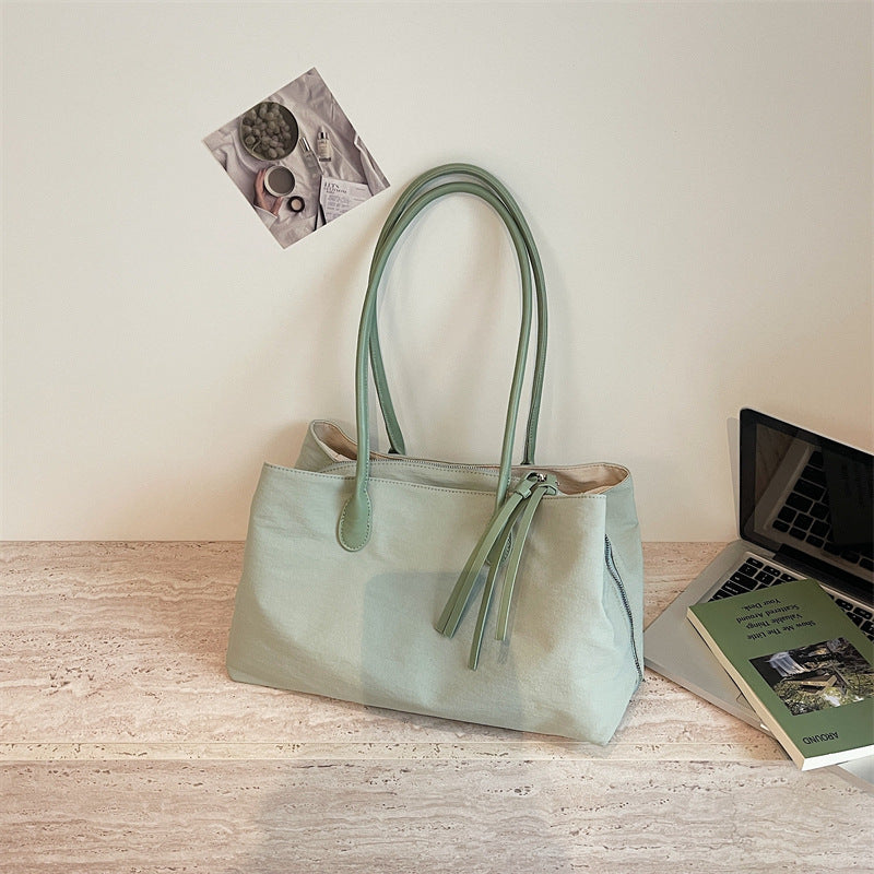 Elegant Tote Bag with Zipper and Practical Interior Pockets Bowlift